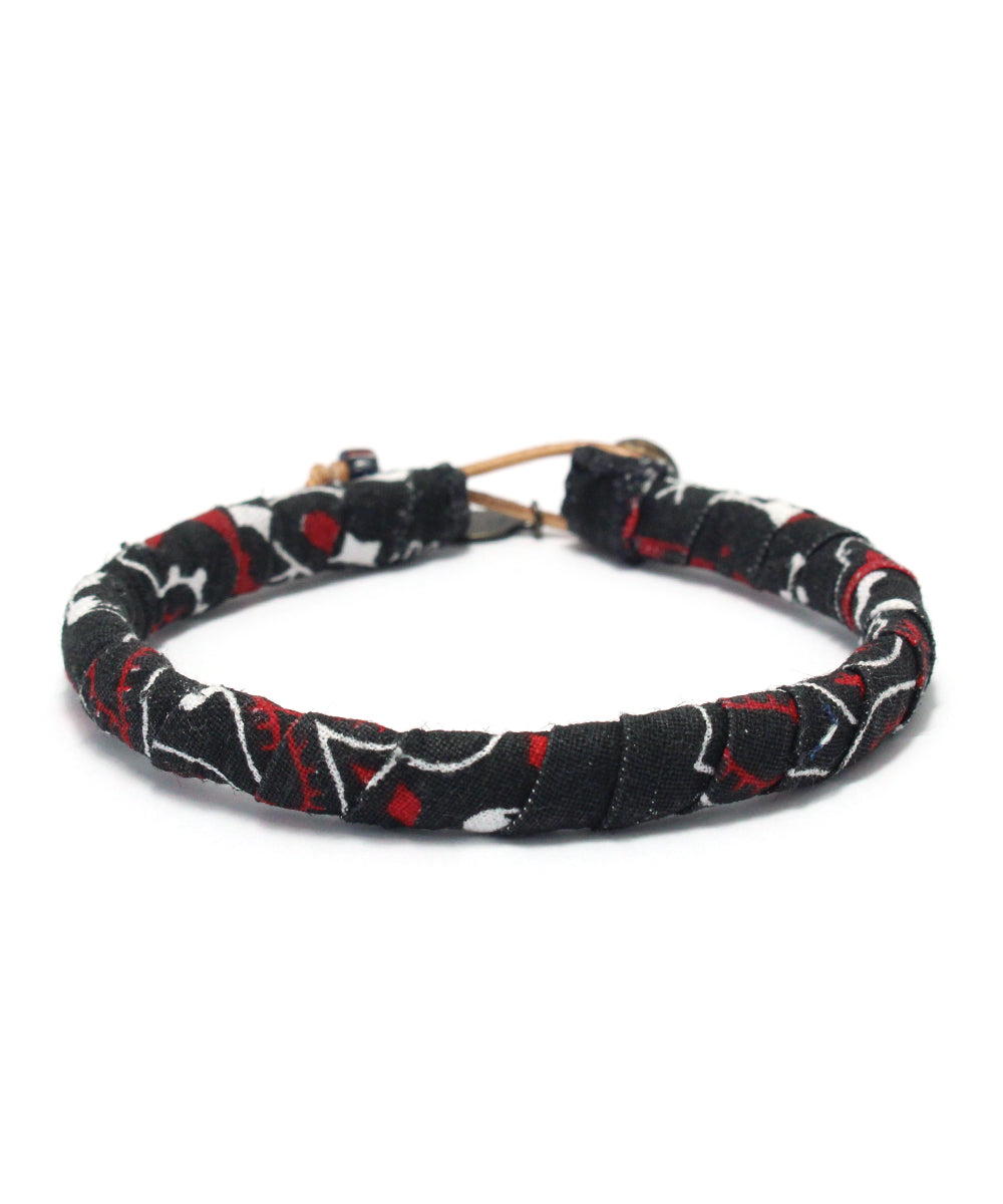 bandana bracelet / black × red