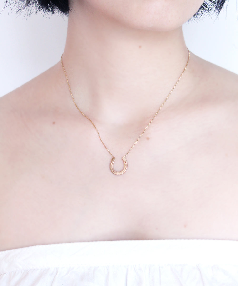 k14 horse shoe necklace